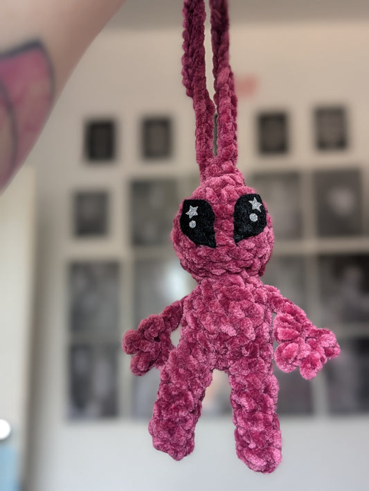 Alien bag charm fusia