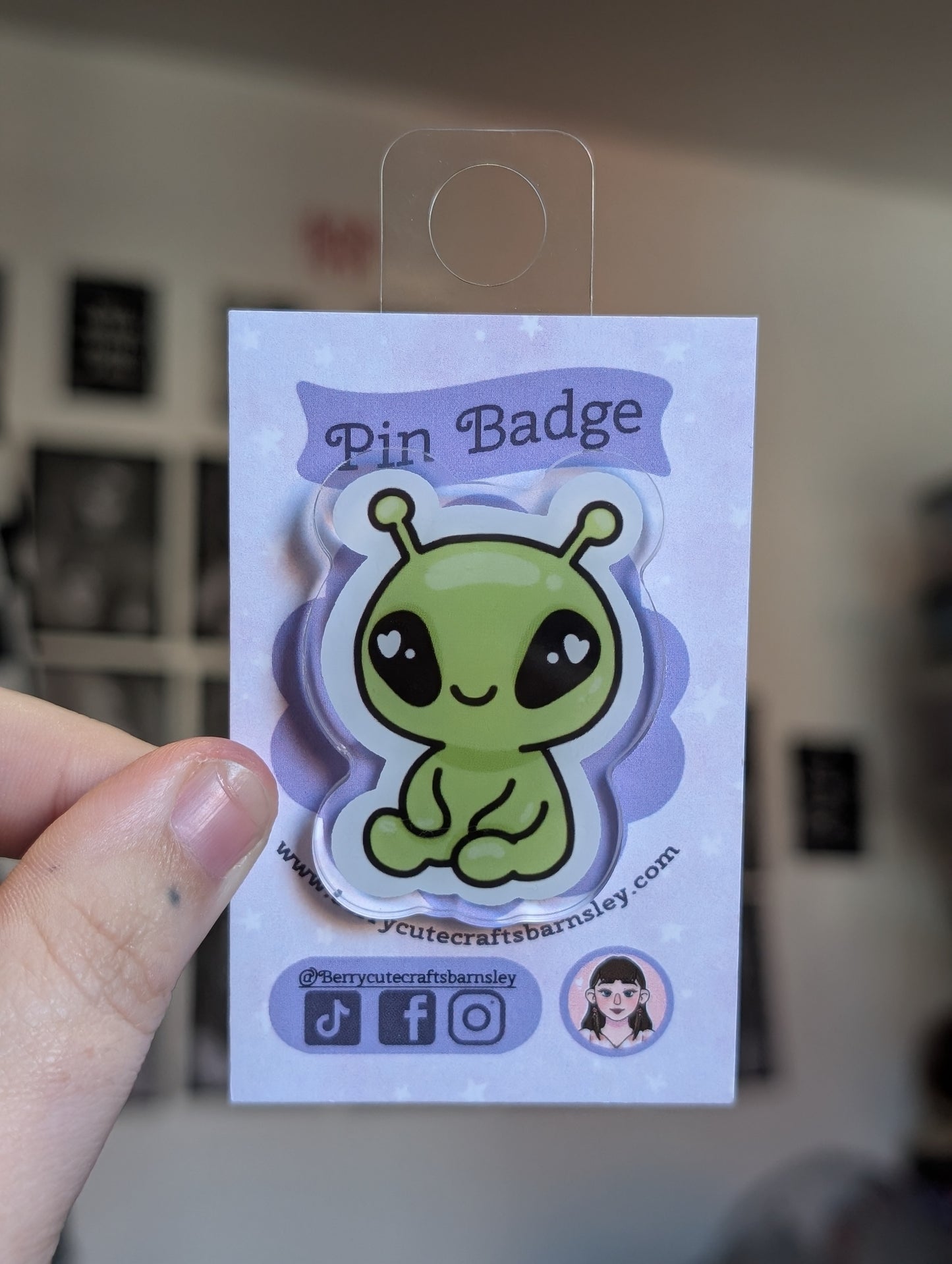 Baby alien pin badge L